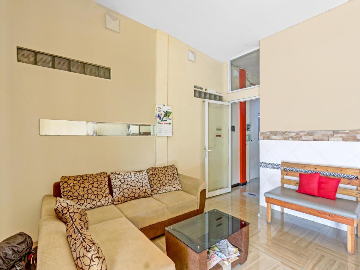 Oyo 90553 Arteri Guest House Semarang Zewnętrze zdjęcie